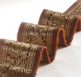Orientální stuha s květinovým vzorem zlatohnědá
