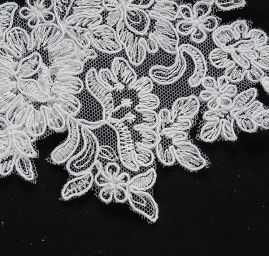 Krajková aplikace středová květinový vzor bílá