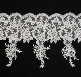 Krajka lem motiv květin lomená bílá