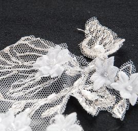 Krajková aplikace drobné květy bílá/stříbrná