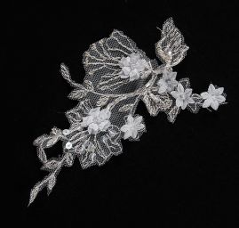 Krajková aplikace drobné květy bílá/stříbrná