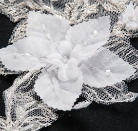 Krajková aplikace velký květ bílá/stříbrná