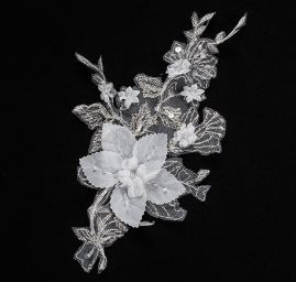 Krajková aplikace velký květ bílá/stříbrná