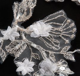 Krajková aplikace párová drobné květy bílá/stříbrná