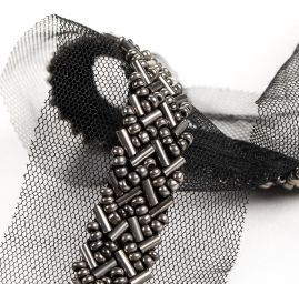 Stuha tylová s korálkovou výšivkou stříbrnočerná