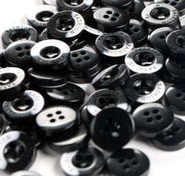 Knoflík plastový kulatý čtyřdírkový 18" černobílý