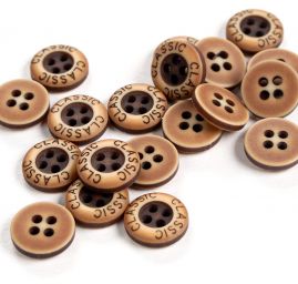 Knoflík plastový kulatý čtyřdírkový 18" hnědý