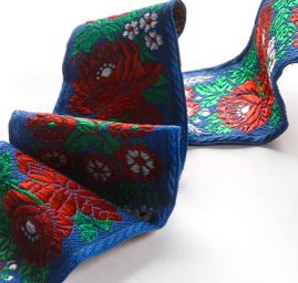 Stuha krojová vyšívaná modrá 7cm