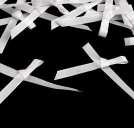 Svatební mašličky bílá/stříbro šíře 40 mm (20 ks)