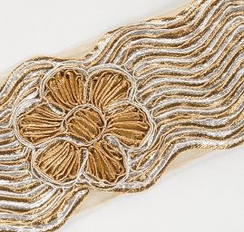 Krajková  kovová stuha na tylu květy