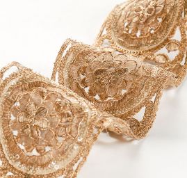 Krajková kovová stuha širší skládaný květ