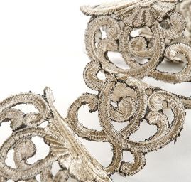 Krajková kovová stuha romantický vzor