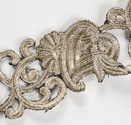Krajková kovová stuha romantický vzor