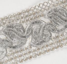 Krajková kovová stuha madeira stříbrná