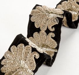 Sametová stuha vyšívaná stříbrné listy