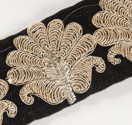 Sametová stuha vyšívaná stříbrné listy