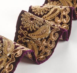 Sametová stuha vyšívaná květy s flitry tm.fialová