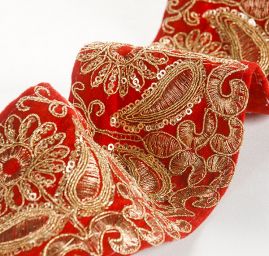 Sametová stuha vyšívaná květy s flitry červená
