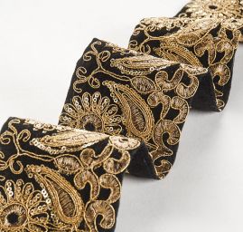 Sametová stuha vyšívaná květy s flitry černá