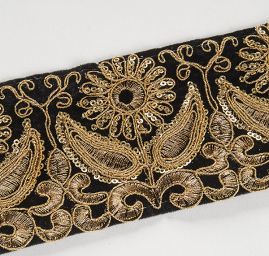 Sametová stuha vyšívaná květy s flitry černá