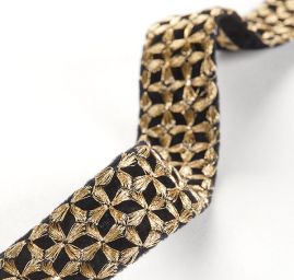 Sametová stuha vyšívaná geometrický vzor zlatý