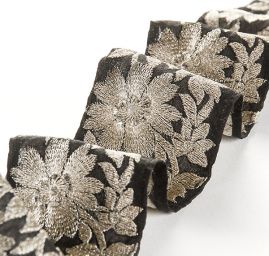 Šantungová stuha vyšívaná stříbrné květy