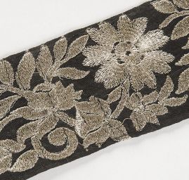 Šantungová stuha vyšívaná stříbrné květy