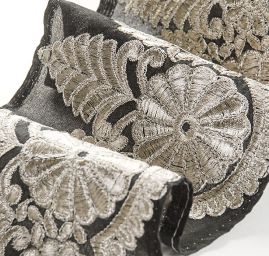 Šantungová stuha vyšívaná vzor stříbrný II.jakost