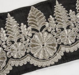 Šantungová stuha vyšívaná vzor stříbrný II.jakost