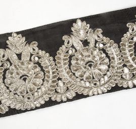 Šantungová stuha vyšívaná ornamentální vzor II.jakost