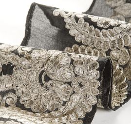 Šantungová stuha vyšívaná ornamentální vzor II.jakost