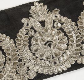 Šantungová stuha vyšívaná ornamentální vzor II.jakost