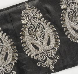 Šantungová stuha velký ornament kapka stříbrná II.jakost