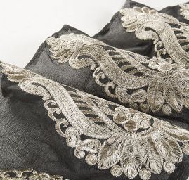 Šantungová stuha velký hlavicoový vzor stříbrný II.jakost