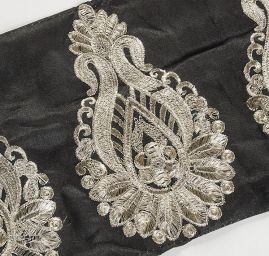 Šantungová stuha velký hlavicoový vzor stříbrný II.jakost