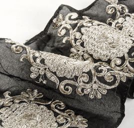 Šantungová stuha velká romantická výšivka stříbrná II.jakost