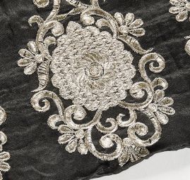 Šantungová stuha velká romantická výšivka stříbrná II.jakost