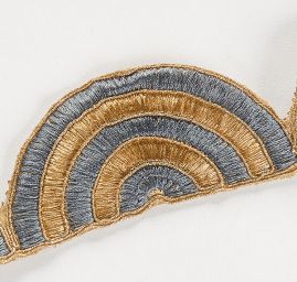 Šantungová stuha vyšívaná oblouky modrošedé