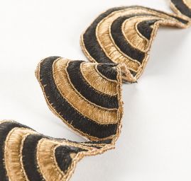 Šantungová stuha vyšívané oblouky černé