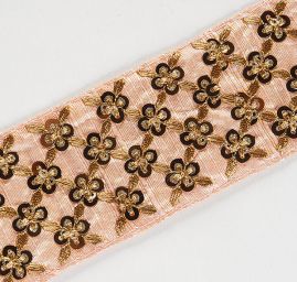 Šantungová stuha vyšívaná s flitry pudrová