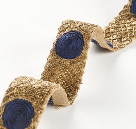 Krajková kovová stuha s modrou výšivkou