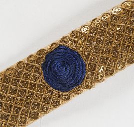 Krajková kovová stuha s modrou výšivkou