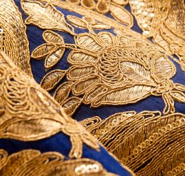 Sametová vyšívaná stuha široká 25 cm tmavě modrá