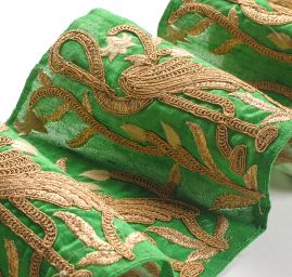 Porta vyšívaná zelený šantung volavka velký vzor