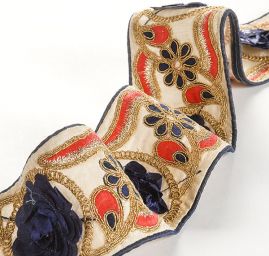 Stuha vyšívaná na šantungu plastický květ tm.modrá