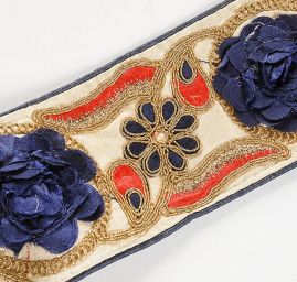 Stuha vyšívaná na šantungu plastický květ tm.modrá