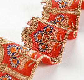 Stuha vyšívaná na šantungu orientální motiv červená