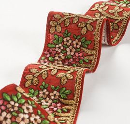 Porta vyšívaná na šantungu drobné květy vínová