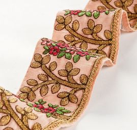 Porta vyšívaná na šantungu drobné květy pudrová