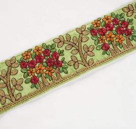 Porta vyšívaná na šantungu drobné květy zelená